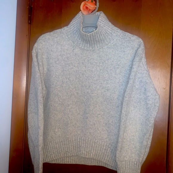 H&M sweater - Picture 2 of 3